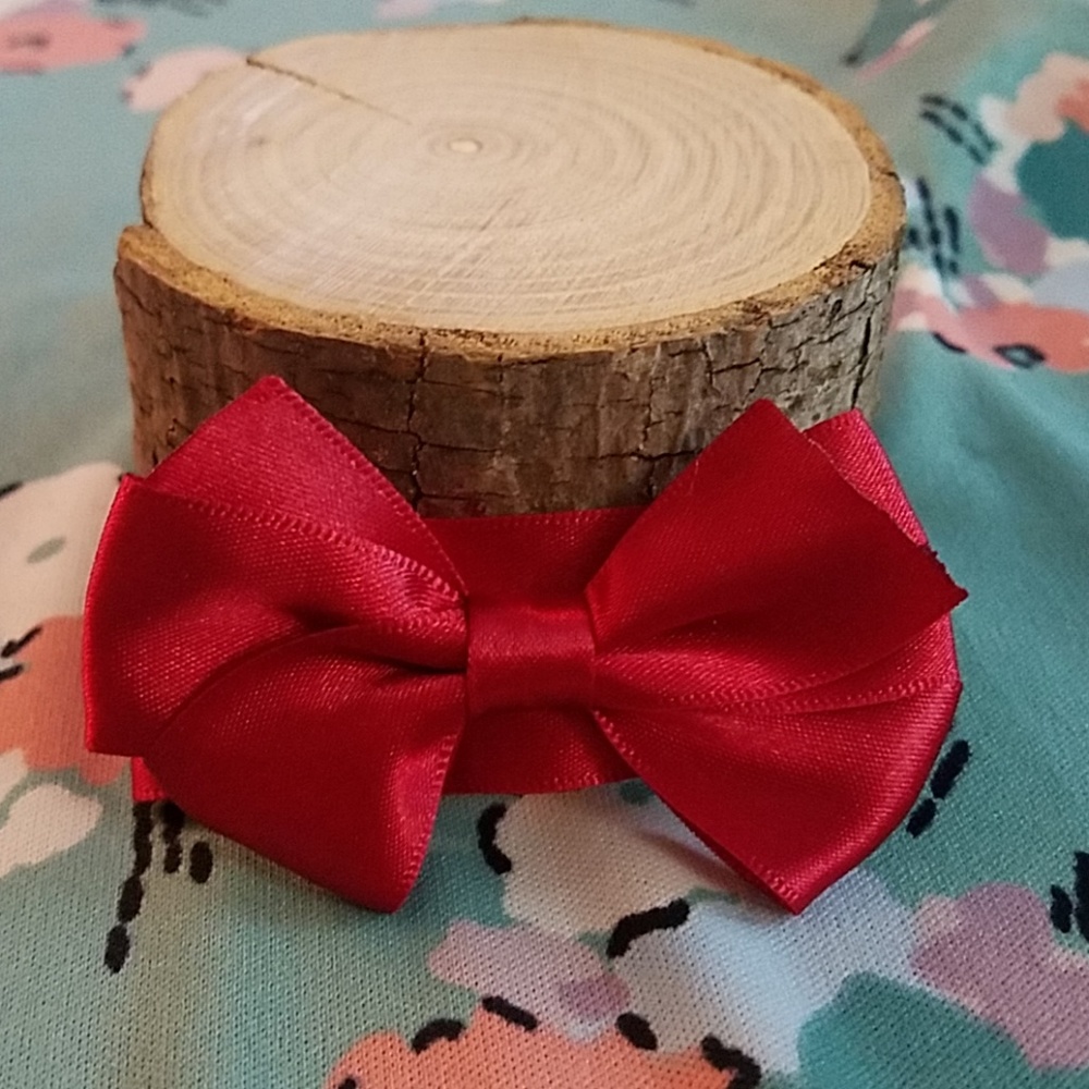 Classic red bow